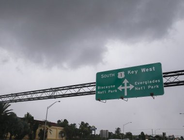 Τυφώνας «Ίρμα»: Έκλεψαν ότι βρήκαν μετά το σαρωτικό πέρασμα στην Φλόριντα! (βίντεο)